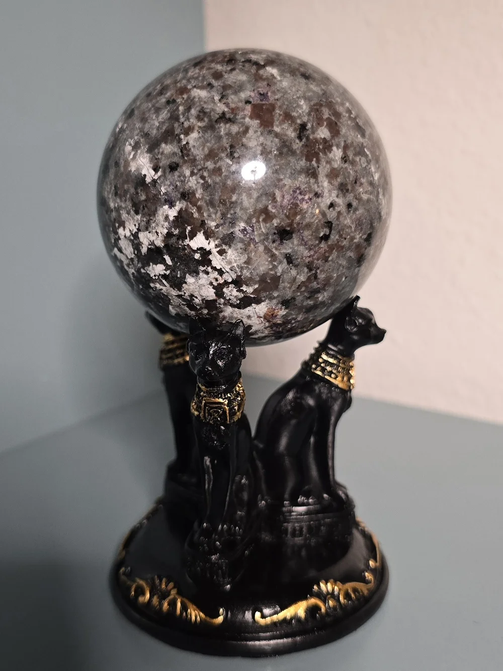 Yooperlite Sphere Crystal 452.7g • UV Reactive • With Egyptian Cat Stand